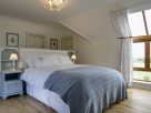 Łóżka tapicerowane na wymiar – klucz do wyjątkowej sypialni na poddaszu