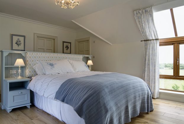 Łóżka tapicerowane na wymiar – klucz do wyjątkowej sypialni na poddaszu